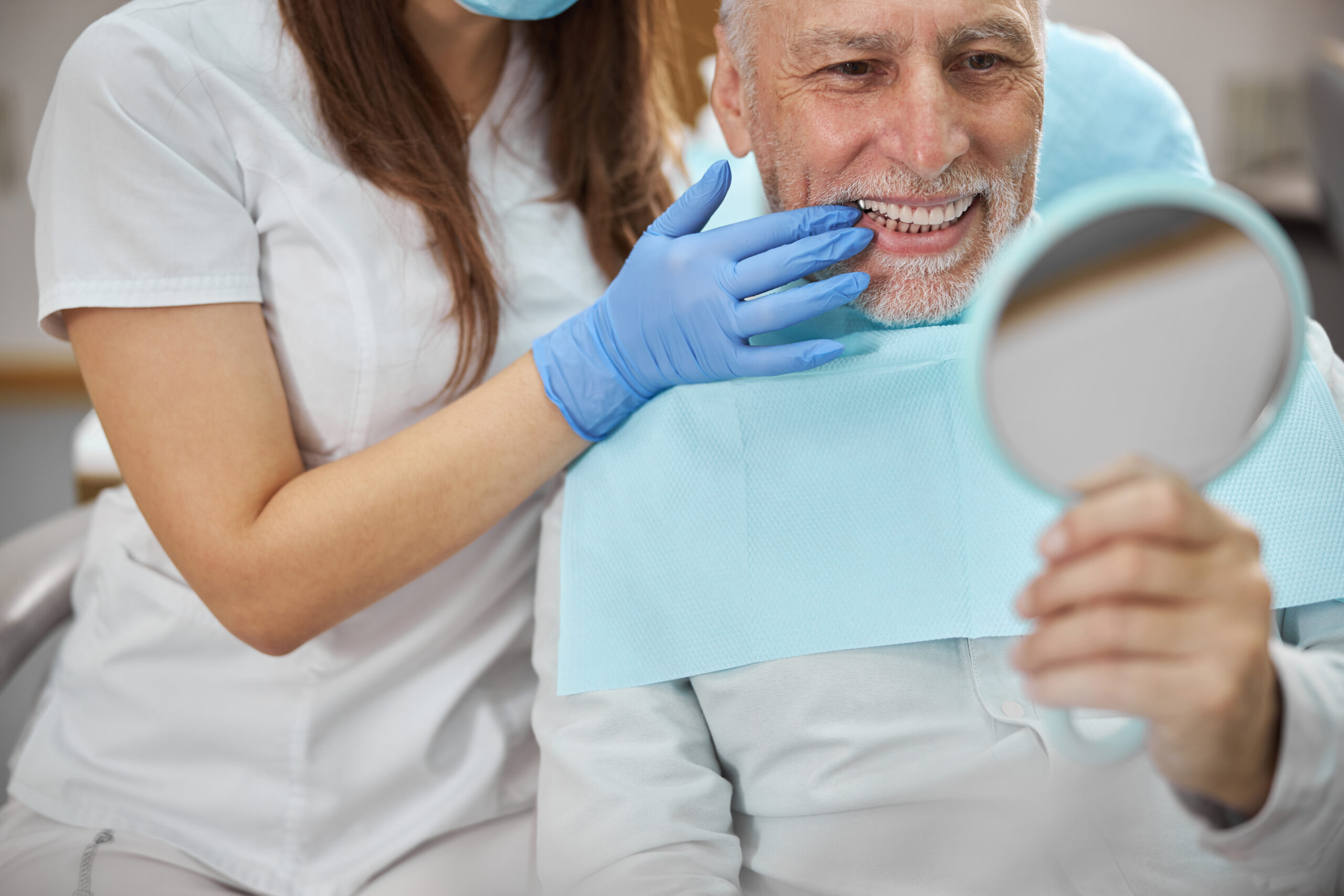 笑顔で歯科治療を受ける男性