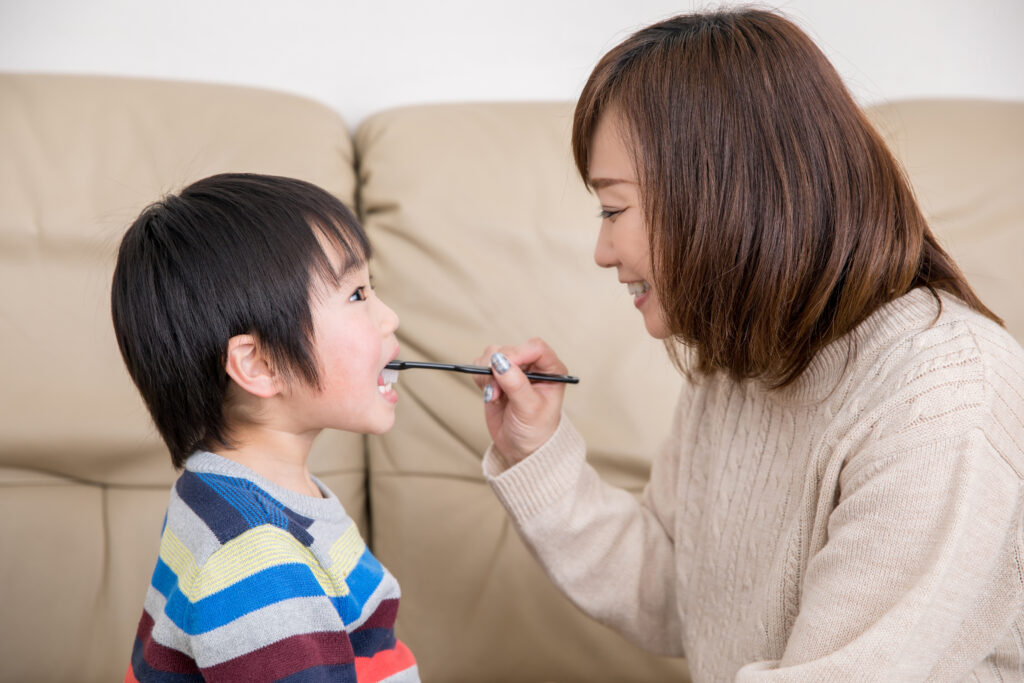 こどもの歯磨きをする女性