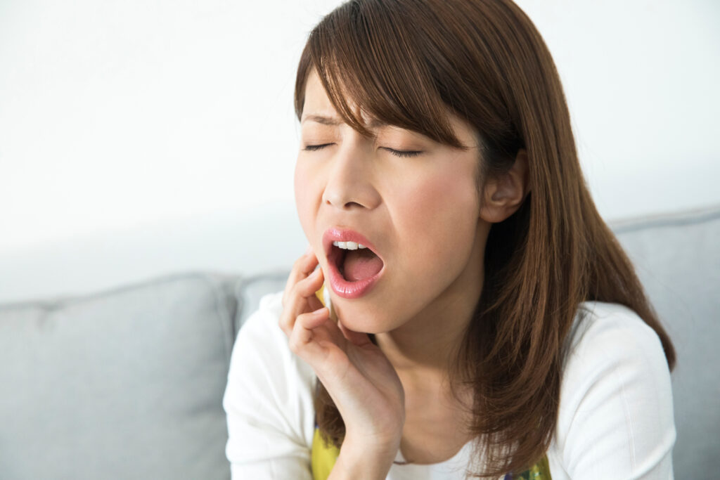 虫歯の痛みを耐える女性