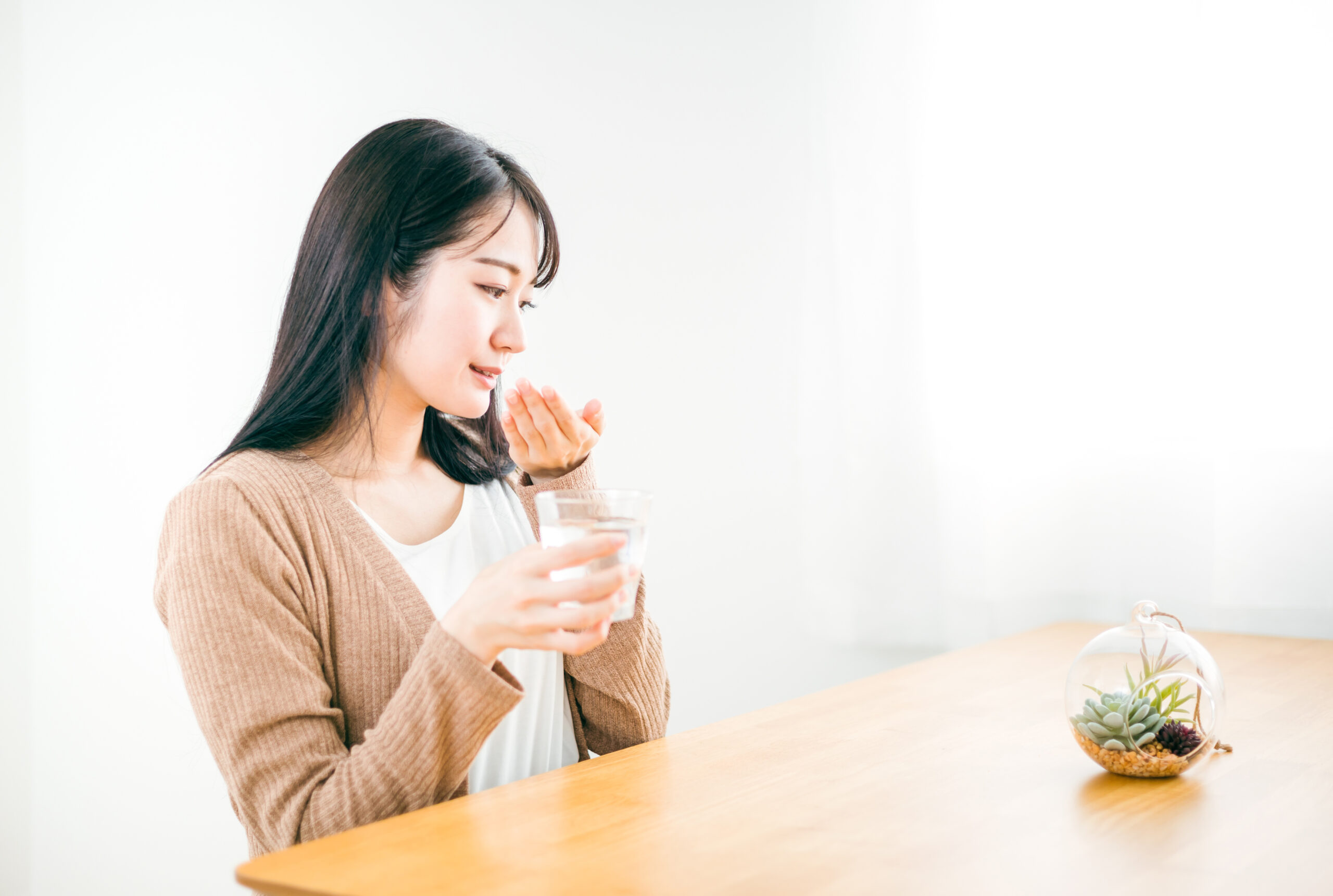 病気で服薬する女性