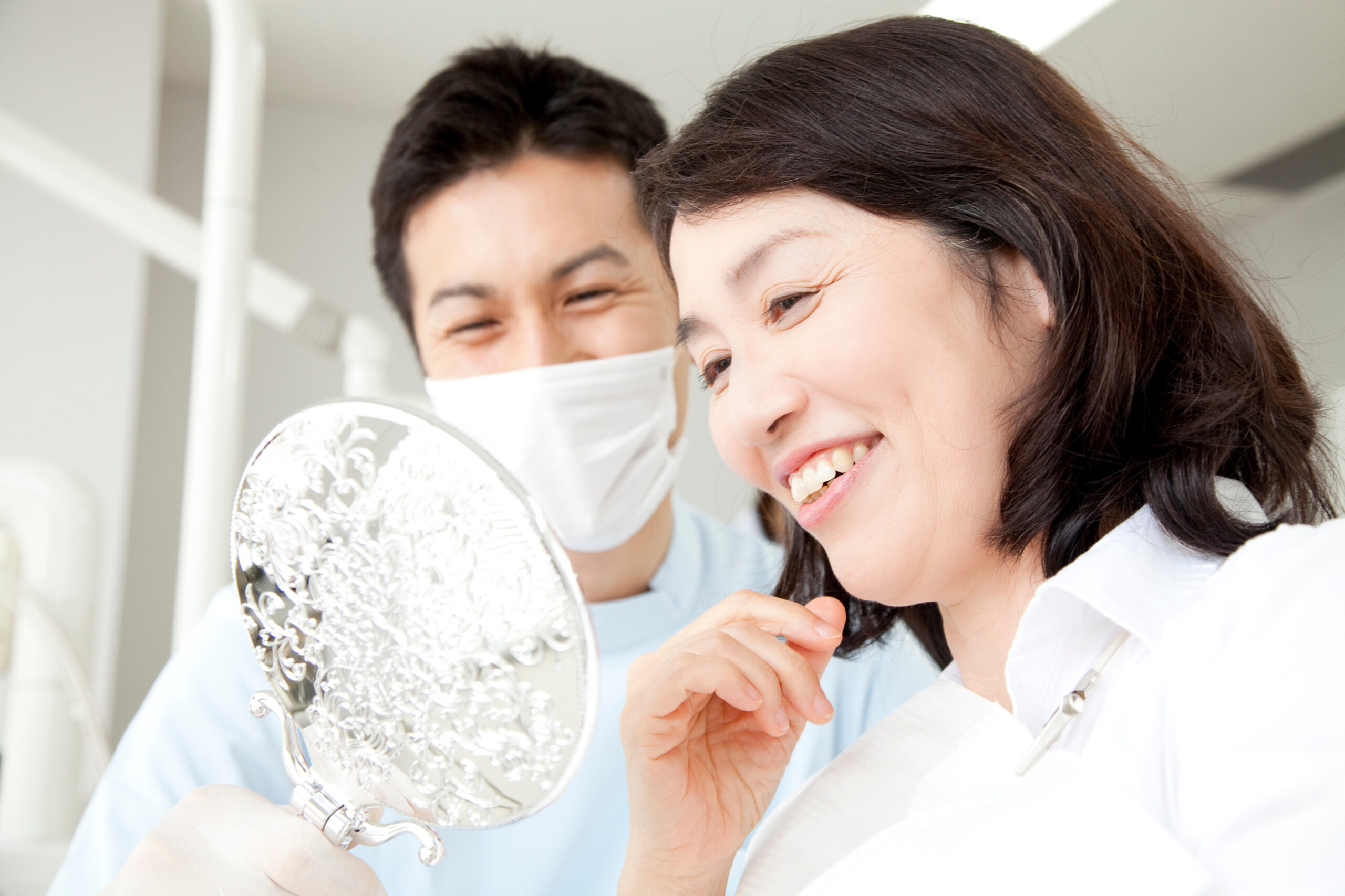 笑顔で話す女性患者と男性歯科医師