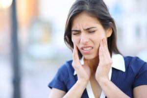 顎の痛みに耐える女性