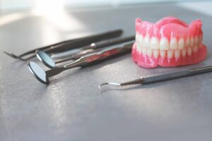入れ歯と歯の治療器具が置かれている