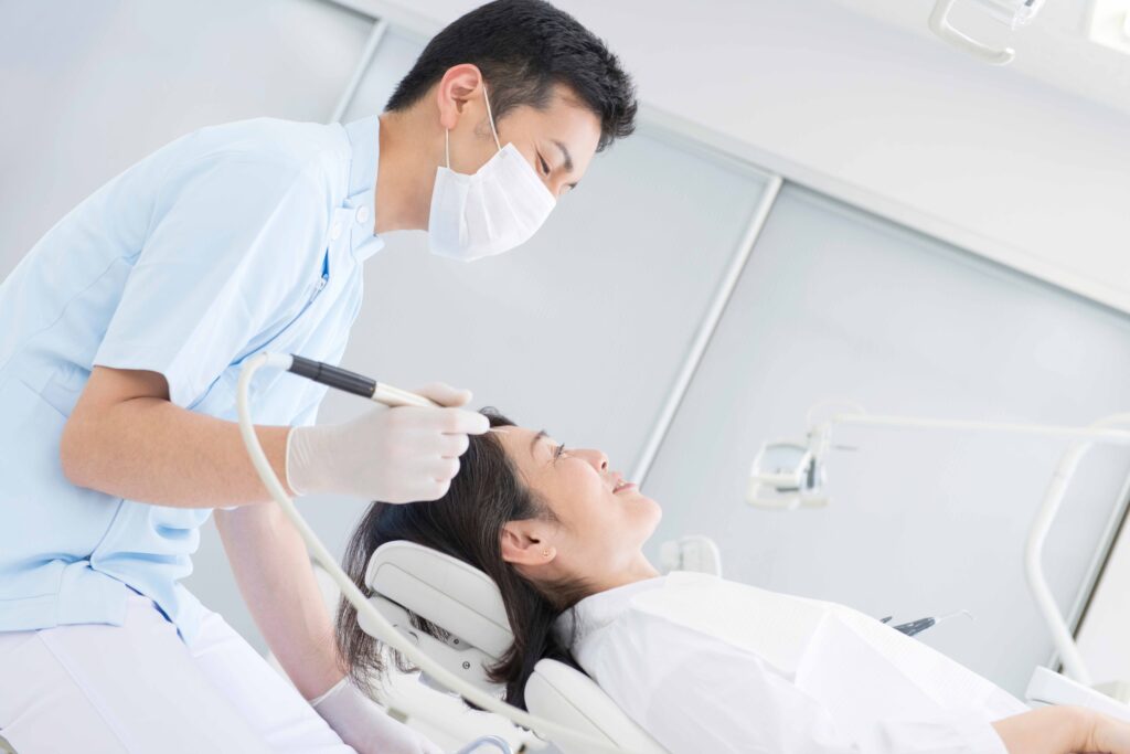 歯科医院で歯の治療を受ける女性