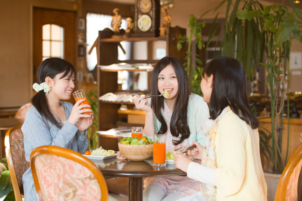 カフェでランチする女性たち