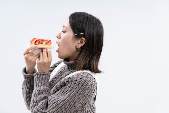 スイーツを食べる女性