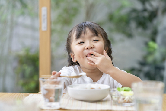 食事する子供