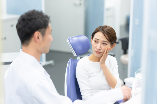 抜歯が必要な歯列矯正の説明を受ける女性