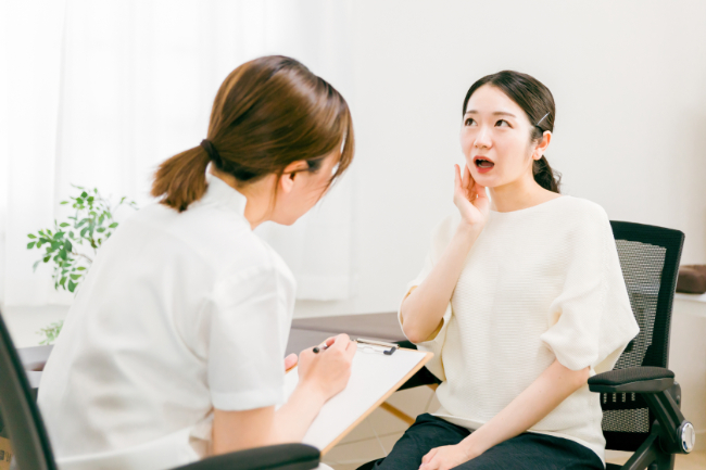 顎関節症の診察を受ける様子