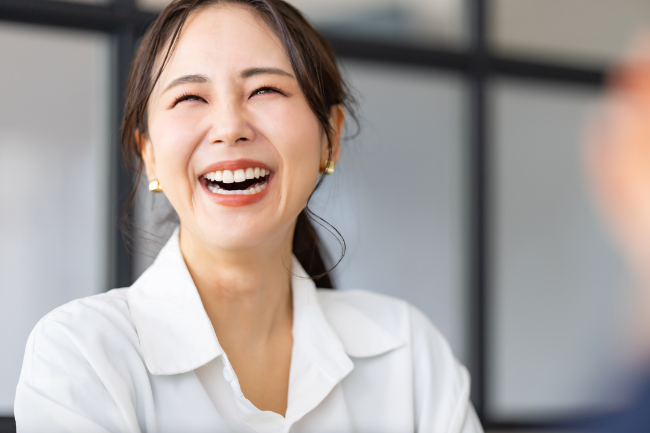 顎関節症の治療をして口を開けて笑えるようになった女性