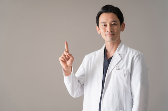 顎関節症について説明する歯科医師のイメージ