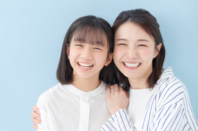 小児矯正をした患者の母娘の笑顔の画像