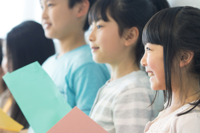 小児矯正して綺麗な歯になって笑顔の少女の画像