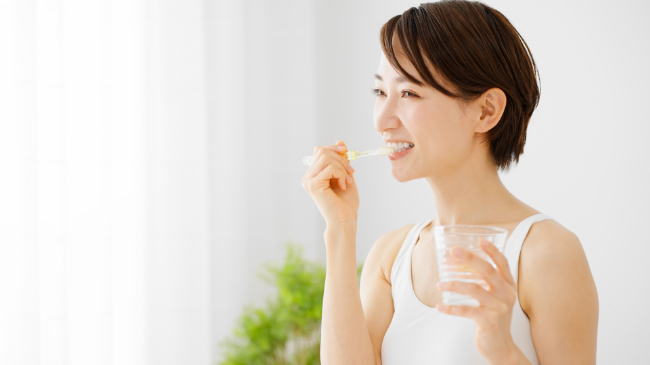 歯みがきをして口腔ケアを徹底する女性