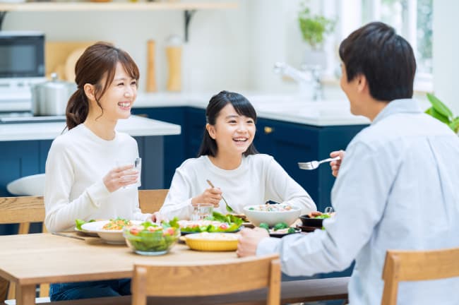 笑顔で食事を楽しむ家族