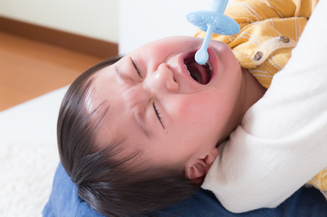 歯磨きを嫌がる小さい男の子