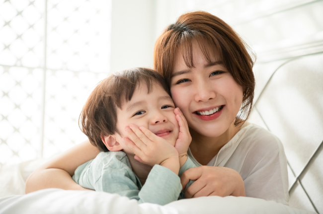 歯磨きをして健康に過ごす親子