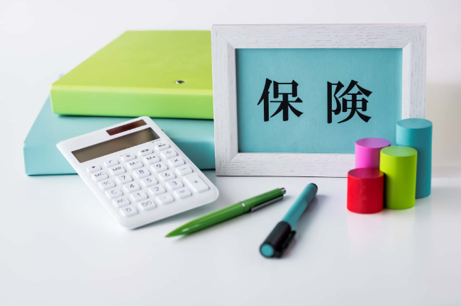 ワイヤー矯正は保険が適用されるか考えるイメージ