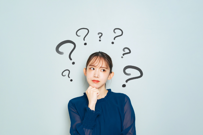 マウスピース矯正で八重歯は治せるのか疑問を持つ女性