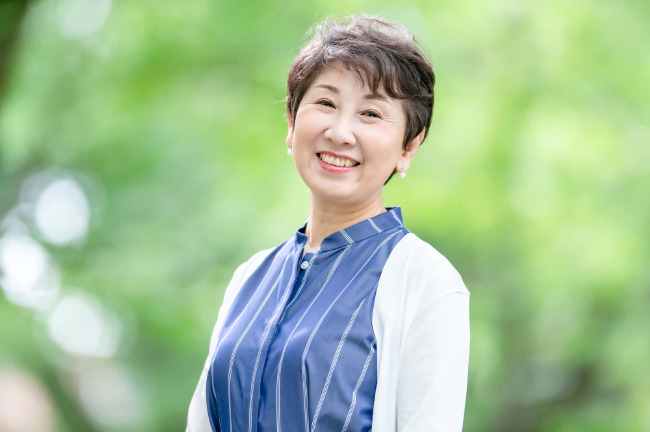 歯周病を防いで笑顔の女性