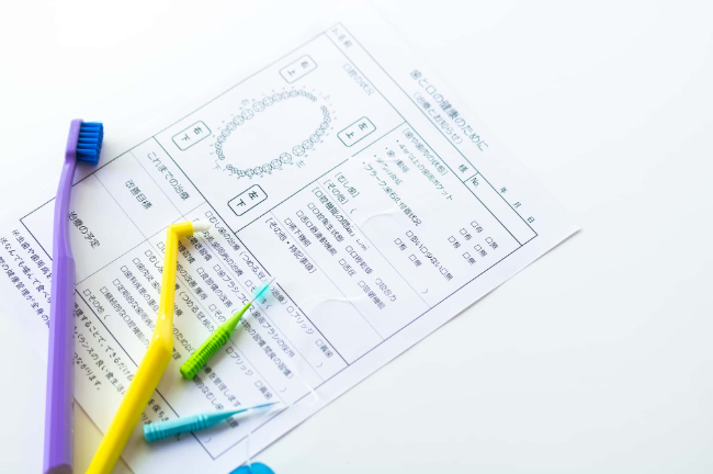 セラミック歯を長く使用するためにデンタルケアと定期歯科検診を受けるイメージ