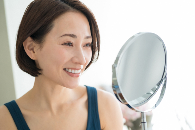 八重歯を矯正して鏡を確認する女性