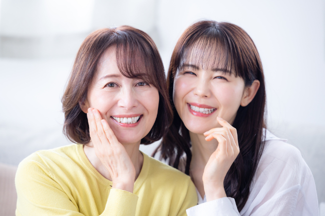 ホワイトニングで白くなった歯を見せて笑う女性達