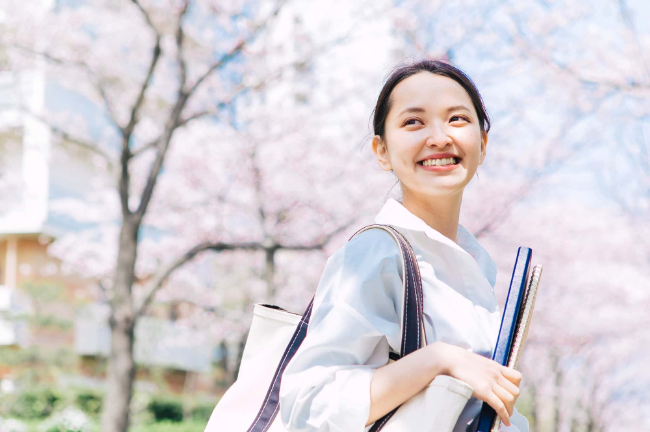 ワイヤー矯正で綺麗な歯になって笑顔の女性