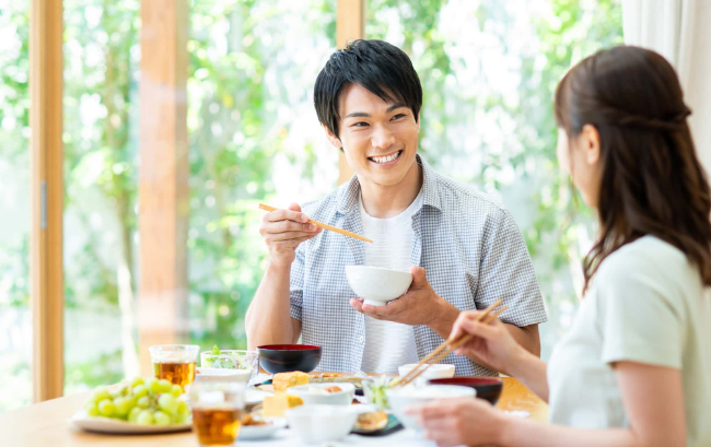 セラミック歯で快適に食事をする男性