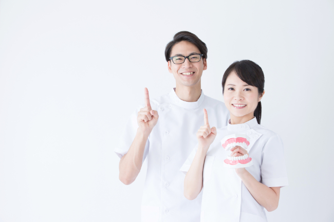 根管治療について説明する歯科医師