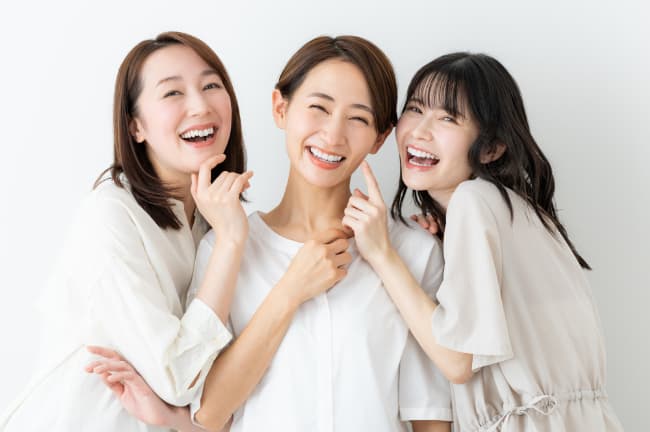 世代の違う笑顔の女性たち