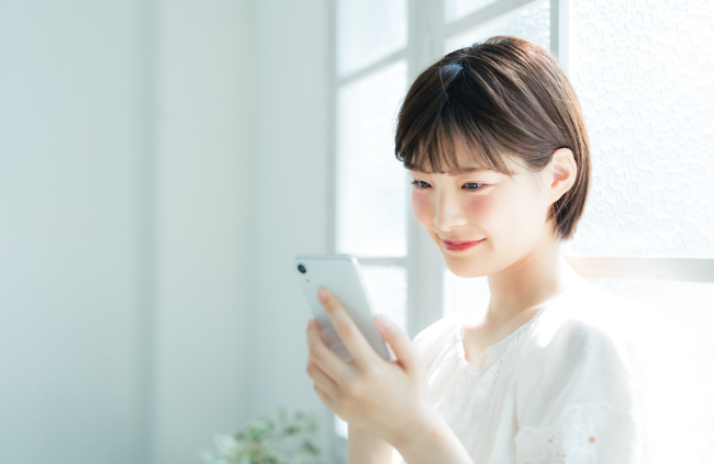 スマホで口コミを見る女性