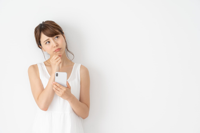 出っ歯とはと考える女性