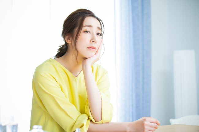 後戻りの原因となる頬杖が癖の女性