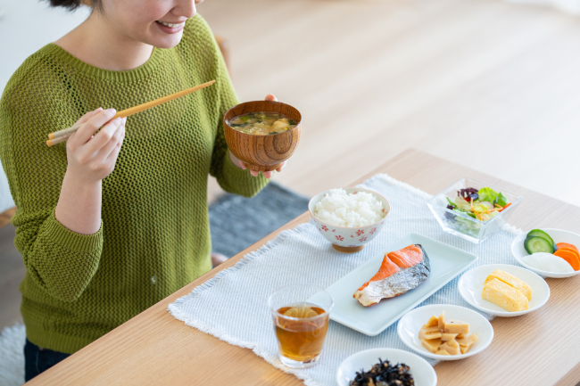 歯茎の腫れを繰り返さないためにバランスの良い食事を心がける女性