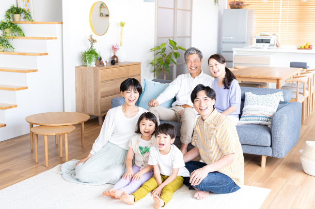 リビングに集まった笑顔の3世代家族