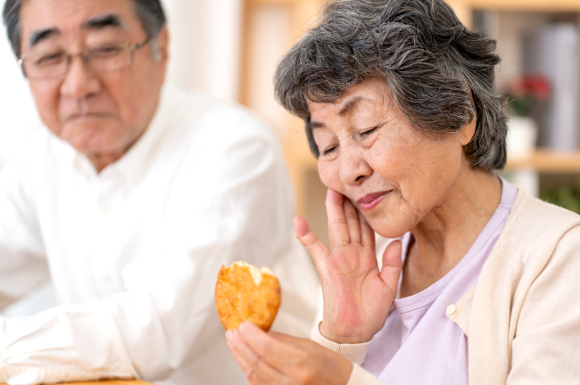 入れ歯が合わなくなったと感じる高齢女性