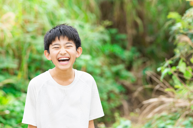 小児矯正をした綺麗な歯ならびで笑う男の子