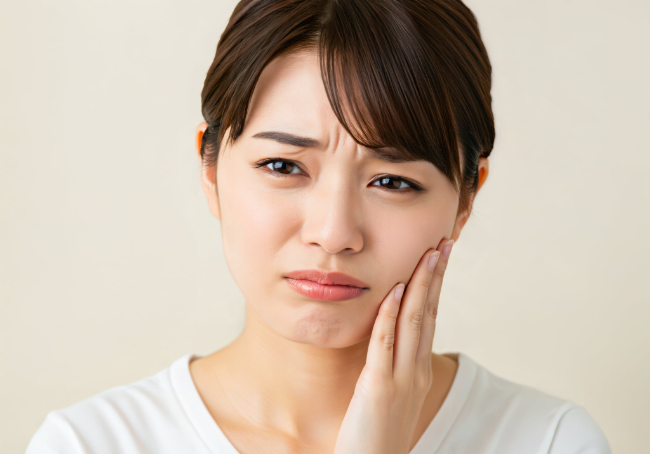 虫歯が痛む女性