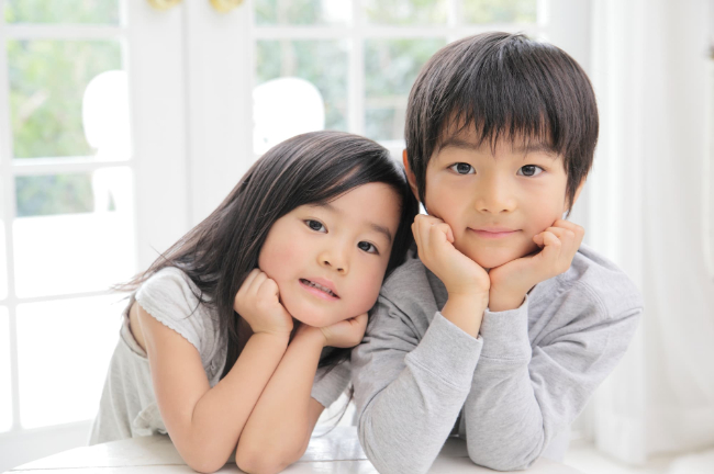 頬杖をつく幼い兄妹