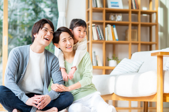 リビングで寛ぐ親子