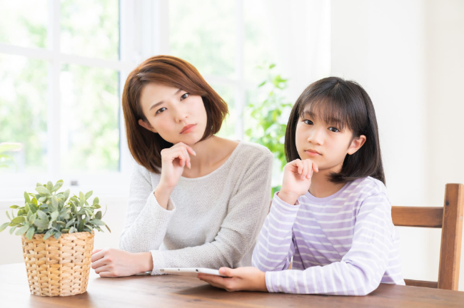 子どもの歯並びが悪いとどんなリスクがあるか考える母娘