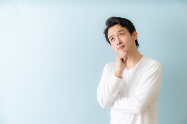 歯並びが悪いと顎関節症になるのか考える男性