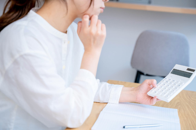 床矯正の費用相場を考える母親