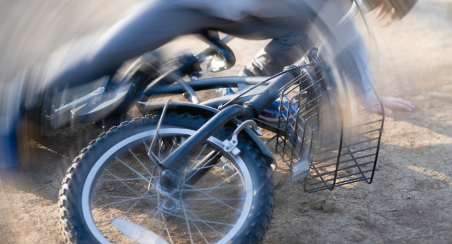 自転車で転倒する様子