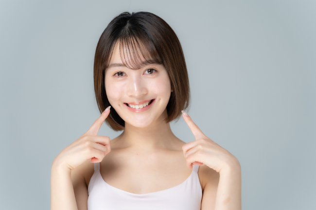 後戻りを防いで矯正を完了した笑顔の女性