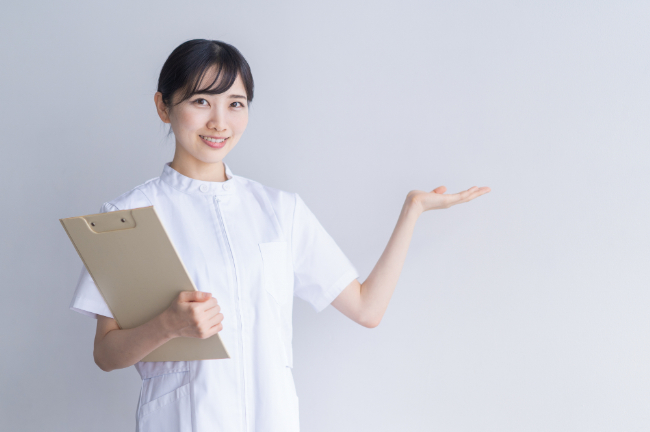 後戻りについて説明する歯科衛生士の女性