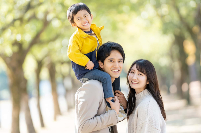 仲の良い両親と子どものイメージ