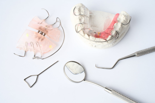 子どもの受け口の治療に使用する床矯正の装置のイメージ