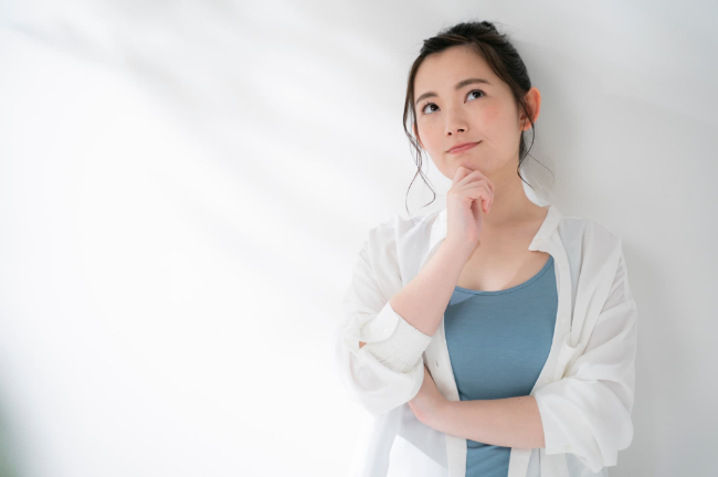 リテーナーとはどんなものか顎に手を当てて考える女性